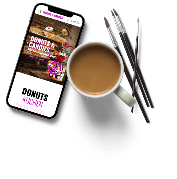Smartphone mit Referenz-Website, Kaffee und Pinsel